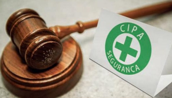 Martelo de juiz ao lado do símbolo da CIPA Segurança, representando normas legais, responsabilidades e regulamentações da CIPA nas empresas.