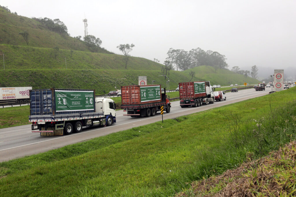 Caminhões levando os equipamentos para as Ilhas de Granada e São Vicente e Granadinas