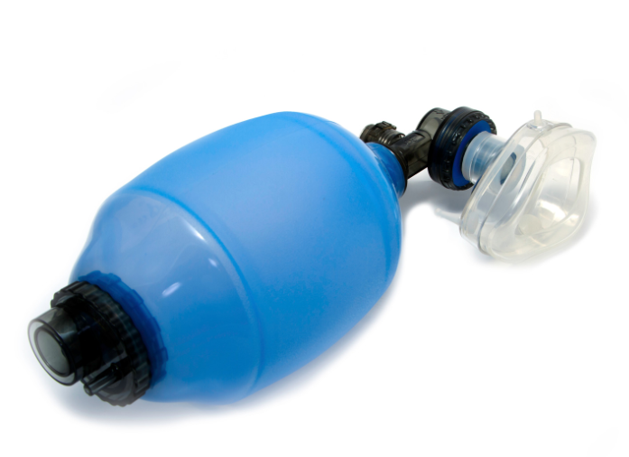 Imagem de reanimador manual tipo AMBU (bolsa-válvula-máscara) utilizado em emergências para ventilação artificial. Equipamento essencial no suporte básico e avançado de vida, indicado em parada cardiorrespiratória e insuficiência respiratória.