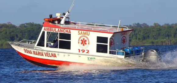 Imagem de ambulância fluvial do SAMU 192 navegando em rio na região amazônica, destacando atendimento médico de emergência em áreas ribeirinhas e transporte de pacientes por via aquática no Brasil.