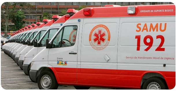 Frota de ambulâncias do SAMU 192 – Unidade de Suporte Básico – alinhadas para atendimento pré-hospitalar de urgência e emergência. Serviço de Atendimento Móvel de Urgência atuando no socorro rápido à população no Brasil.