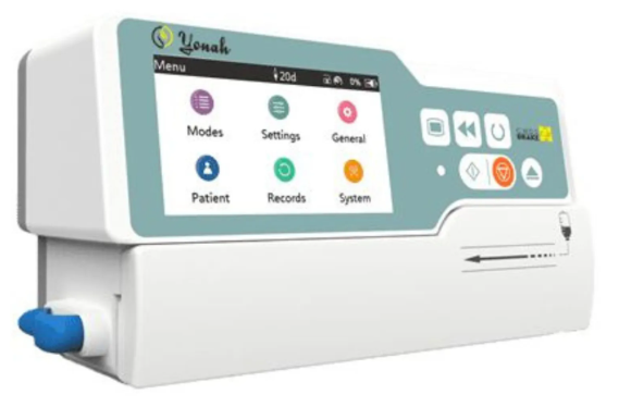 Bomba de infusão hospitalar com tela digital touchscreen exibindo menu de configurações, modos e dados do paciente. Equipamento utilizado para administração controlada de medicamentos e fluidos em ambientes clínicos e hospitalares.