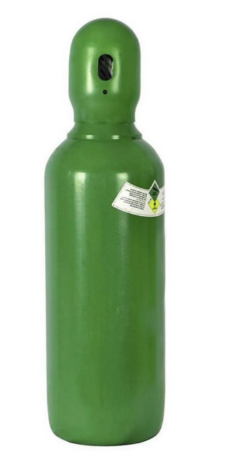 Cilindro de oxigênio verde portátil com válvula superior e rótulo de identificação. Equipamento utilizado para armazenamento e transporte de oxigênio medicinal em ambientes hospitalares, domiciliares ou de emergência.