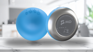 Estetoscópio digital portátil azul com base metálica e ícones de funções clínicas, exibido sobre superfície clara em ambiente profissional de saúde.