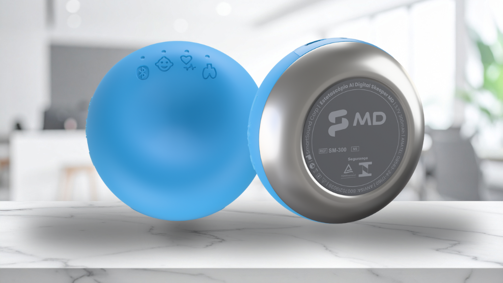 Estetoscópio digital portátil azul com base metálica e ícones de funções clínicas, exibido sobre superfície clara em ambiente profissional de saúde.