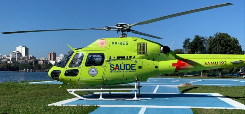 Helicóptero do SAMU 192 da Secretaria de Saúde estacionado em heliponto urbano, utilizado para atendimento aeromédico de urgência e transporte rápido de pacientes em situações de emergência no Brasil.