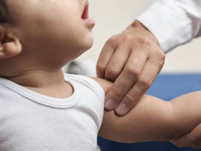 Imagem demonstrando técnica de primeiros socorros para desobstrução de vias aéreas em lactente. Procedimento utilizado em casos de engasgo para restaurar a respiração e prevenir parada cardiorrespiratória em bebês.