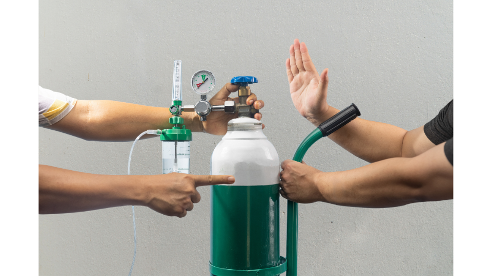 Imagem demonstrando o manuseio correto de um cilindro de oxigênio medicinal, com destaque para o regulador de pressão, fluxômetro e válvula. Ilustração reforça cuidados e procedimentos de segurança no uso de oxigênio hospitalar.