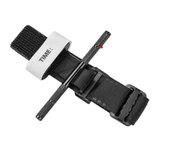 Torniquete tático ajustável com sistema de haste e fecho em velcro, utilizado para controle de hemorragias em membros superiores ou inferiores. Equipamento essencial em primeiros socorros e atendimentos de emergência.