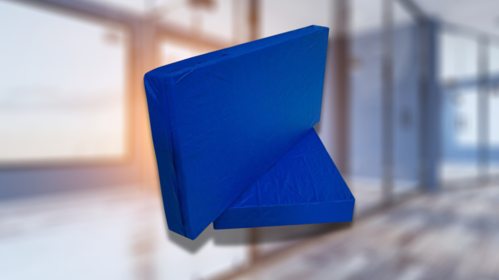 Almofada triangular ortopédica azul utilizada para posicionamento corporal, apoio durante a reabilitação e conforto em pacientes acamados. O acessório auxilia na elevação de pernas, costas ou cabeça em ambientes clínicos ou domiciliares.