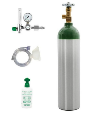 Cilindro de oxigênio medicinal acompanhado de regulador de pressão, fluxômetro, umidificador e máscara de oxigênio. O conjunto é utilizado para administração de oxigênio em atendimentos médicos, emergências e suporte respiratório.