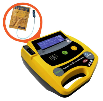 Desfibrilador externo automático (DEA) portátil utilizado em emergências cardíacas, acompanhado de eletrodos adesivos para aplicação no paciente. O equipamento analisa o ritmo cardíaco e pode aplicar choque elétrico para reverter parada cardíaca.