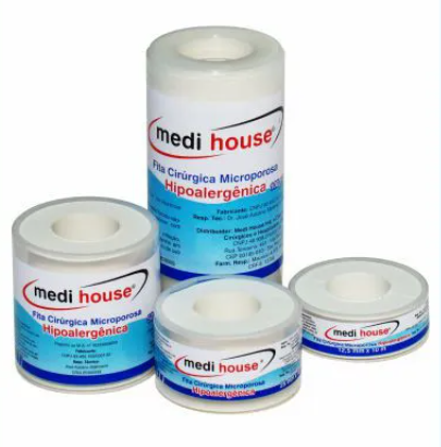 Fita cirúrgica microporosa hipoalergênica utilizada para fixação de curativos, gazes e dispositivos médicos. Produto respirável e delicado para a pele, indicado para uso hospitalar, clínico e em kits de primeiros socorros.