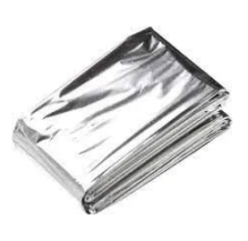 Manta térmica aluminizada utilizada em primeiros socorros para conservação do calor corporal e prevenção de hipotermia. Equipamento leve e compacto, essencial em kits de emergência, resgate e atendimento pré-hospitalar.