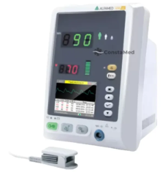 Monitor hospitalar de sinais vitais com sensor de oximetria conectado ao dedo. O equipamento exibe dados como saturação de oxigênio, frequência cardíaca e gráficos de monitoramento utilizados no acompanhamento clínico de pacientes.