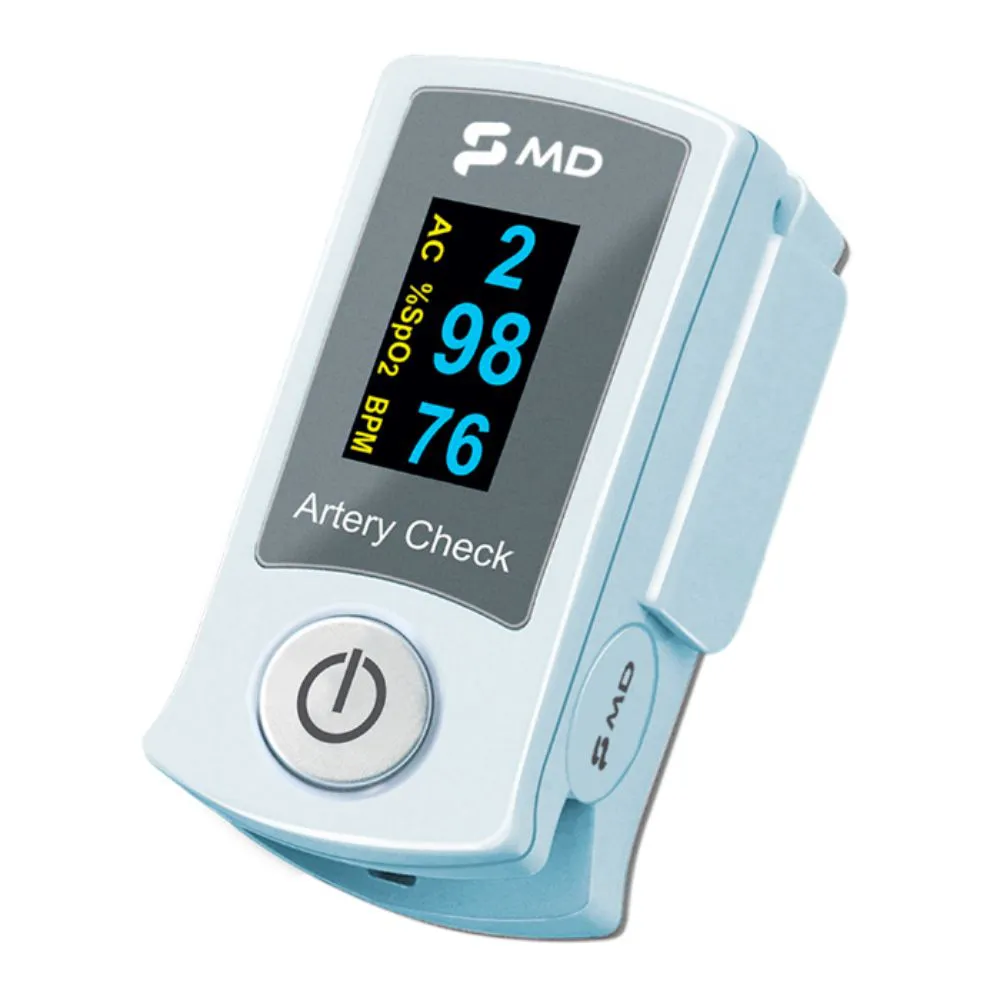 Oxímetro de pulso digital portátil utilizado para medir a saturação de oxigênio no sangue (SpO2) e a frequência cardíaca. O dispositivo possui tela digital que exibe os níveis de oxigenação e batimentos por minuto.