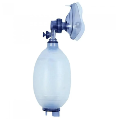 Ressuscitador manual tipo AMBU com máscara facial utilizado para ventilação artificial em emergências médicas. O equipamento permite fornecer oxigênio e suporte respiratório a pacientes em parada respiratória ou durante procedimentos de reanimação.