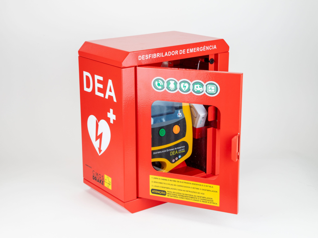 Caixa vermelha de emergência com desfibrilador externo automático (DEA) instalado. A porta está aberta, revelando o equipamento pronto para uso em casos de parada cardíaca, indicado para atendimento rápido em ambientes públicos.